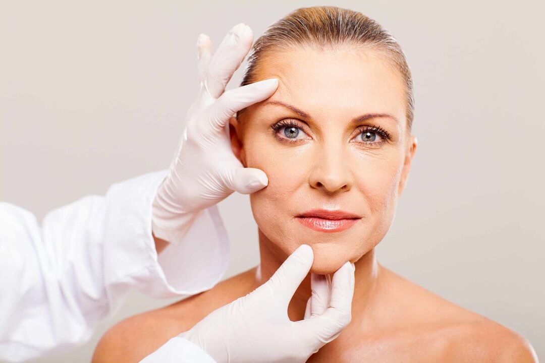 Die Kosmetikerin wählt die geeignete Methode zur Verjüngung der Gesichtshaut aus. 