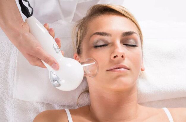 Eine Vakuummassage hilft, die Gesichtshaut zu reinigen und Falten zu glätten. 