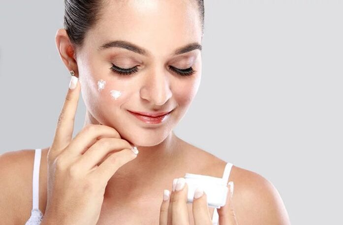 Tragen Sie vor der Verwendung des Massagegeräts eine Creme auf Ihr Gesicht auf. 